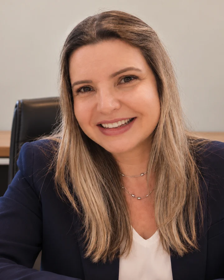 Dra. Andreia Hammes, advogada, em seu escritório em Joinville